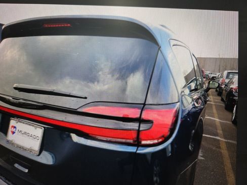 Used 2025 Chrysler Pacifica Limited image 3