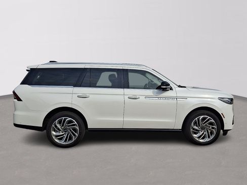 Certified 2025 Lincoln Navigator Reserve AWD/4WD image 7