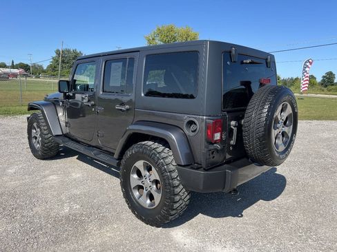 Used 2018 Jeep Wrangler Unlimited Sahara w/ Connectivity Group AWD/4WD image 6
