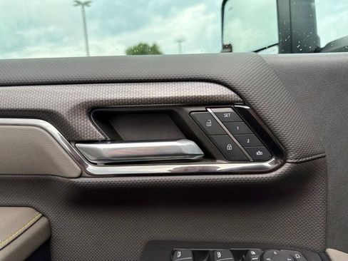 Used 2024 Chevrolet Silverado 2500 ZR2 w/ Technology Package AWD/4WD image 24