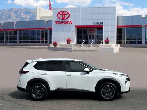 Used 2025 Nissan Rogue SV AWD/4WD image 3