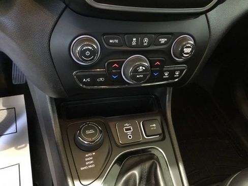 Used 2019 Jeep Cherokee Latitude Plus AWD/4WD image 28