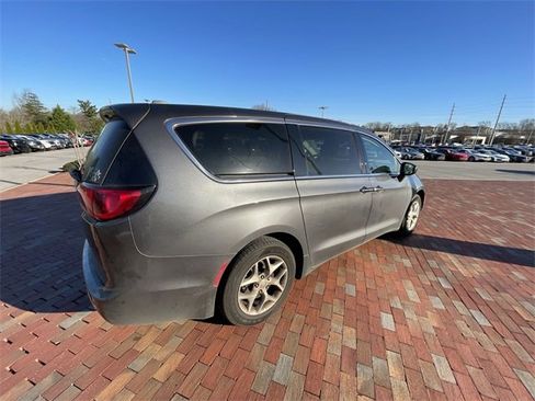 Used 2018 Chrysler Pacifica Touring Plus image 18