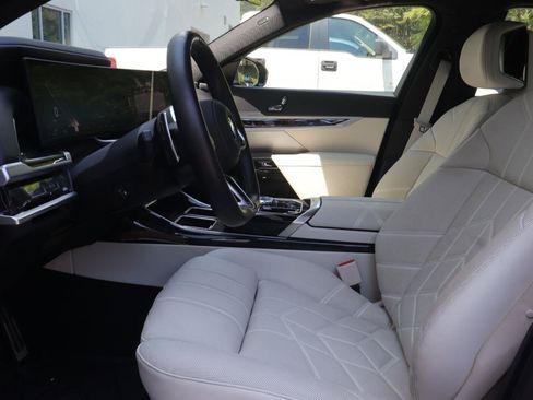 Used 2025 BMW 740i w/ Premium Package RWD image 10