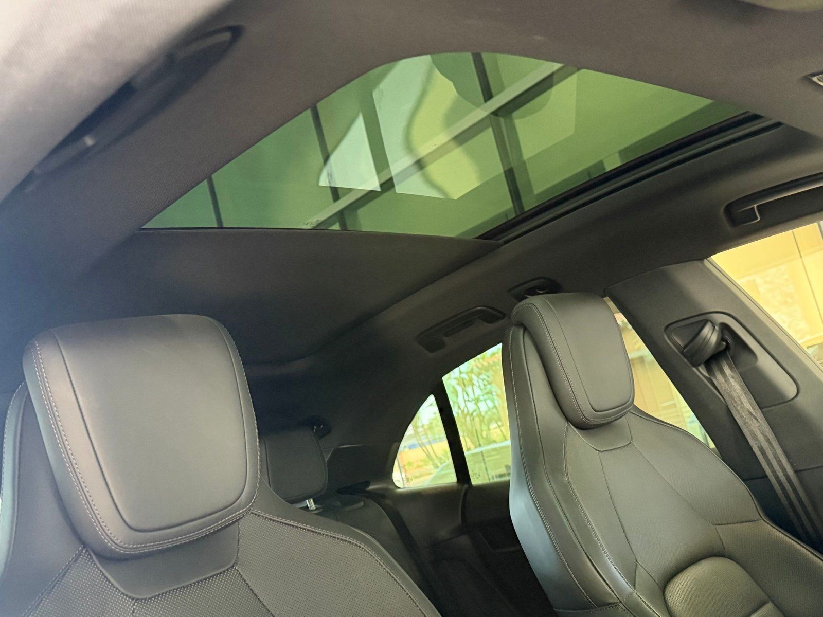 Certified 2025 Porsche Macan Electric RWD image 12