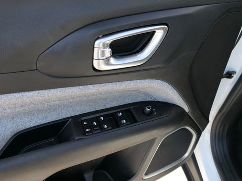 Used 2023 Jeep Compass Latitude image 13