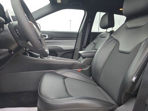 Used 2025 Jeep Compass Latitude image 20