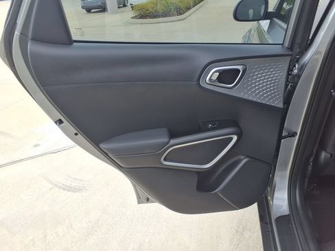 Used 2025 Kia Soul LX w/ LX Technology Package FWD image 16