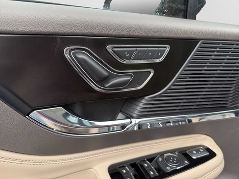 Used 2022 Lincoln Corsair AWD w/ Premium Package image 11