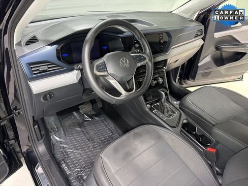 Used 2024 Volkswagen Taos SE w/ Black Wheel Package image 10