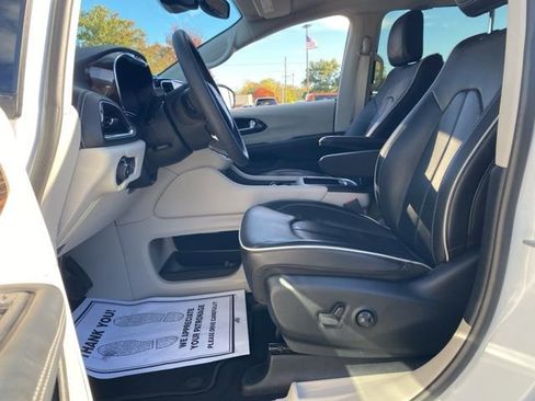 Used 2024 Chrysler Pacifica Limited image 23