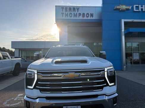 Used 2025 Chevrolet Silverado 2500 LTZ w/ LTZ Premium Package AWD/4WD image 2