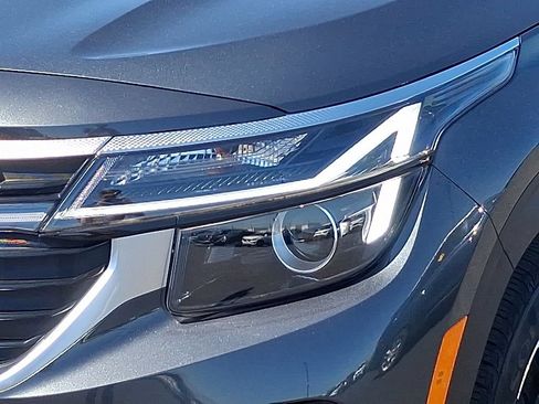 Certified 2025 Kia Seltos EX AWD/4WD image 9