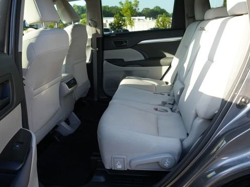 Used 2017 Toyota Highlander LE FWD image 14