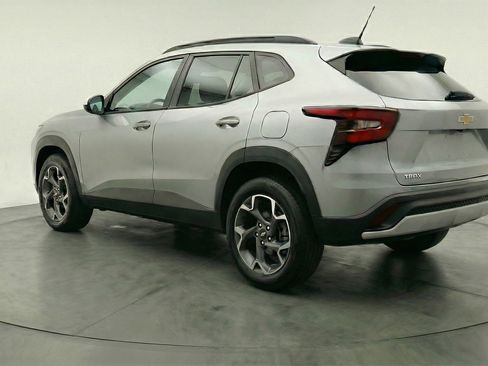 Used 2025 Chevrolet Trax LT w/ LT Convenience Package FWD image 6