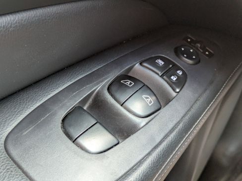 Used 2018 Nissan Pathfinder SV image 24