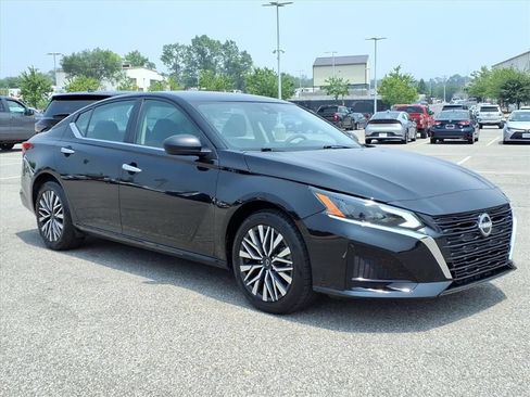Used 2025 Nissan Altima 2.5 SV FWD image 2