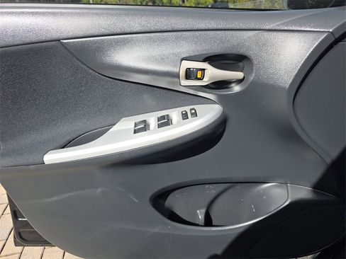 Used 2013 Toyota Corolla LE image 26