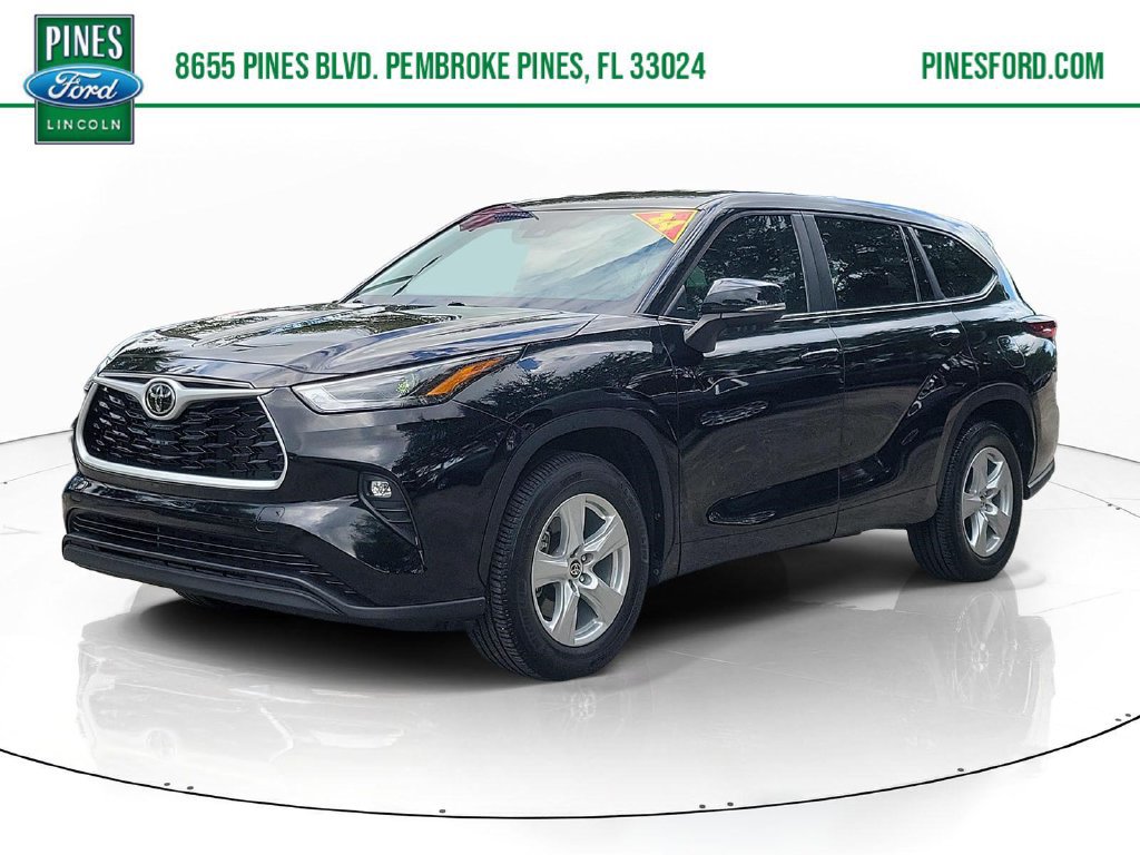 Used 2024 Toyota Highlander LE FWD image 1