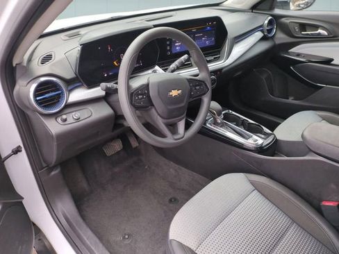 Used 2025 Chevrolet Trax LT image 10