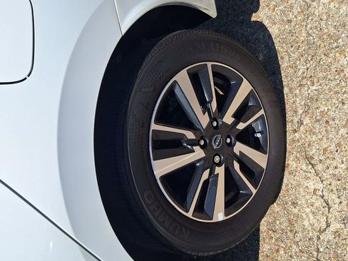Used 2025 Nissan Versa SV FWD image 24