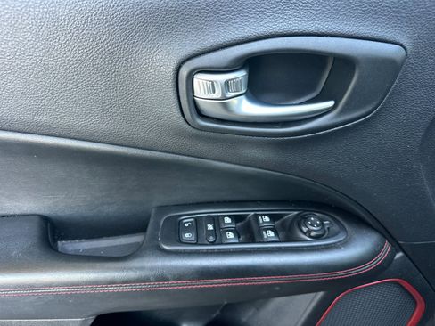 Used 2018 Jeep Compass Trailhawk w/ Leather Interior Group AWD/4WD image 10