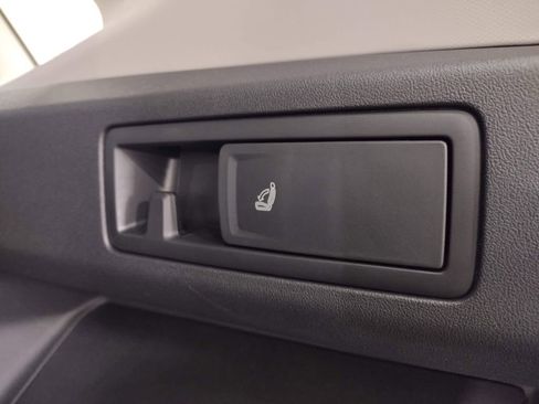 New 2025 Volkswagen Tiguan SE image 17