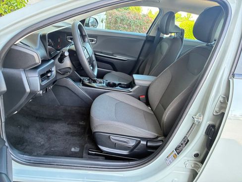 Used 2025 Kia K4 LXS image 36