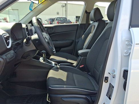 Certified 2025 Hyundai Venue Limited FWD image 18