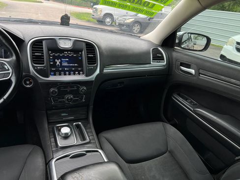 Used 2018 Chrysler 300 Touring w/ Chrome Appearance Package RWD image 16