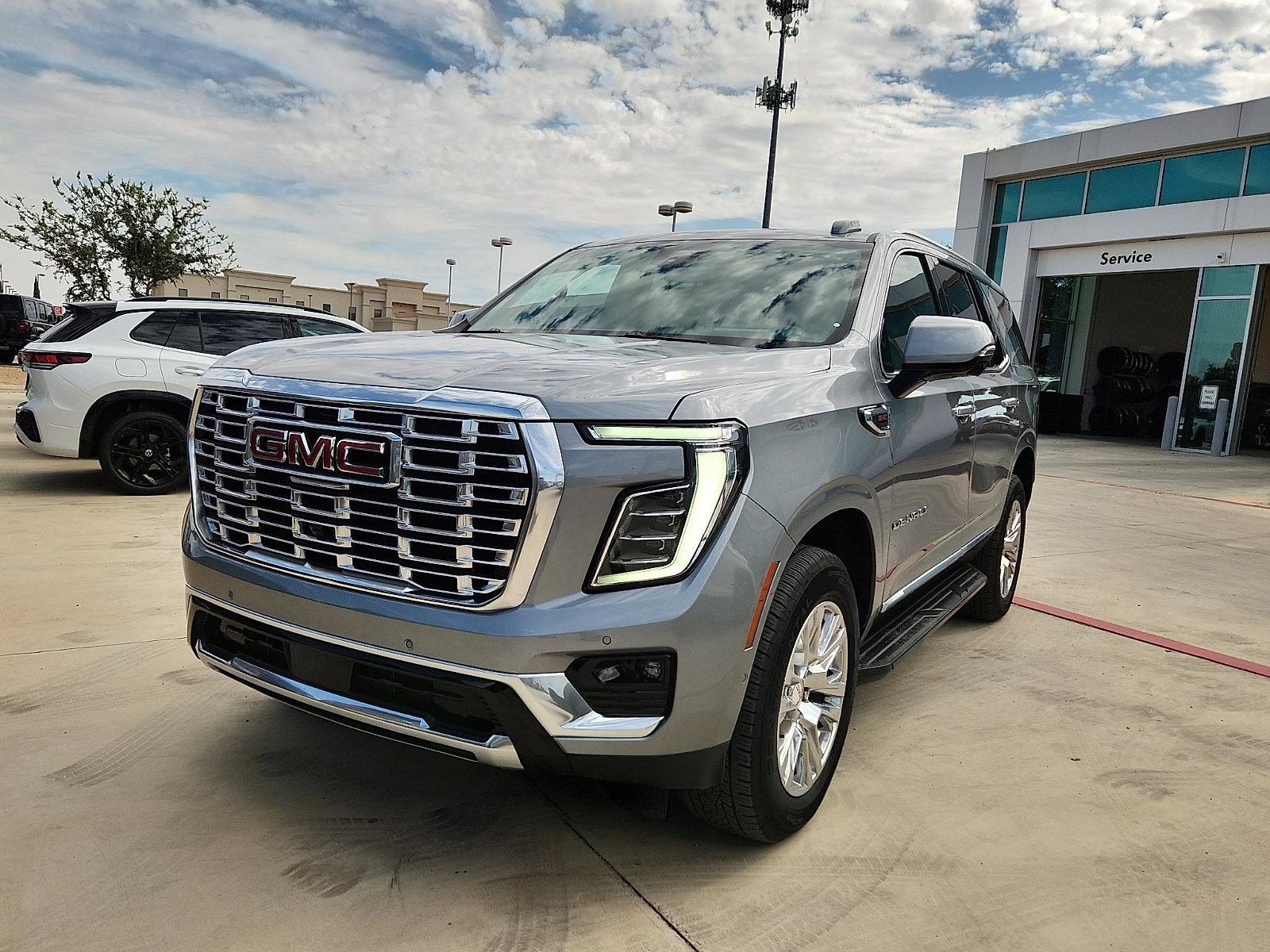 Used 2025 GMC Yukon Denali AWD/4WD image 2
