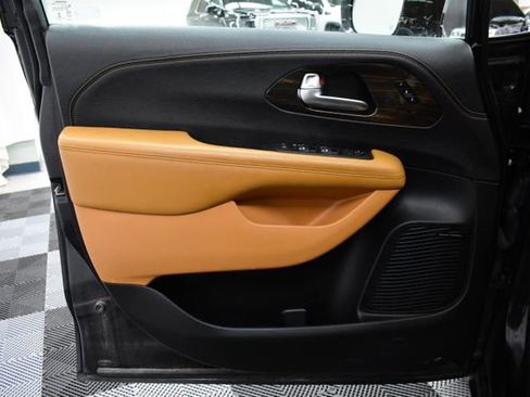 Used 2022 Chrysler Pacifica Pinnacle image 11