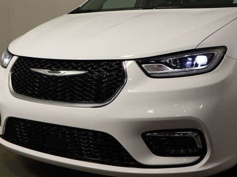 Used 2024 Chrysler Pacifica Limited w/ Uconnect Theater Family Group image 46