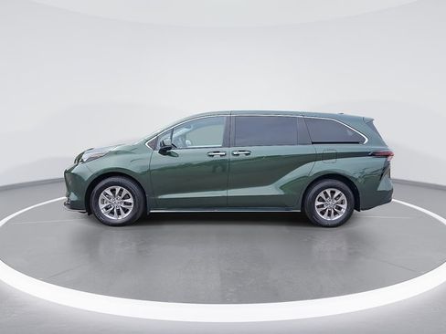 Certified 2025 Toyota Sienna XLE FWD image 6