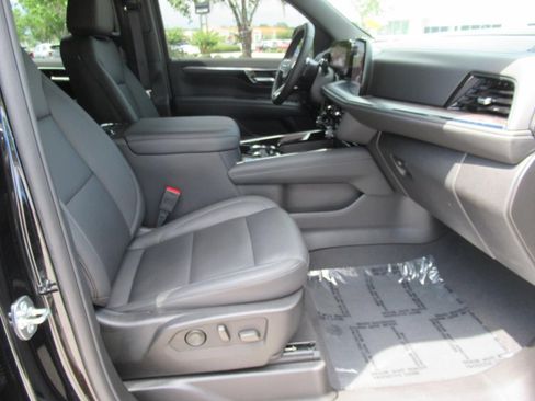 Used 2025 Chevrolet Suburban Z71 w/ Comfort Package AWD/4WD image 9