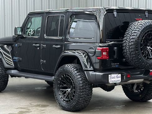 Used 2025 Jeep Wrangler Unlimited Sahara image 3