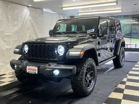 Used 2025 Jeep Wrangler Unlimited Sport AWD/4WD image 3