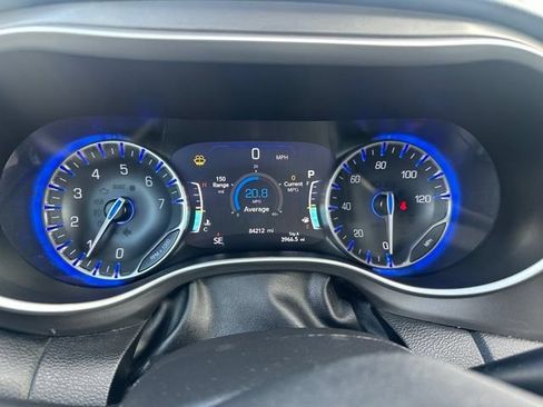 Used 2023 Chrysler Pacifica Touring-L FWD image 17