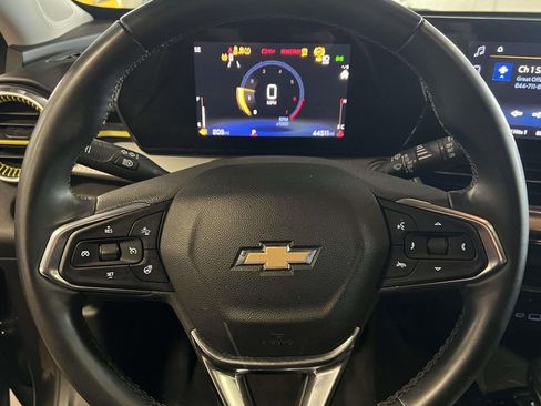 Used 2024 Chevrolet Trax LT w/ Sunroof Package image 16