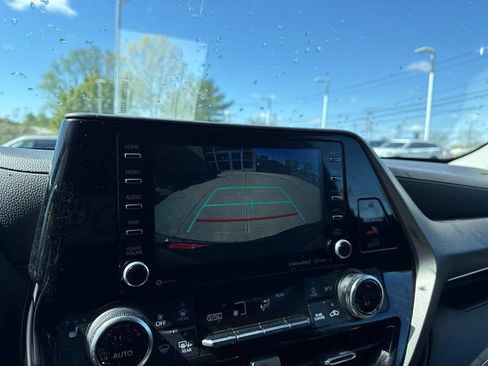 Used 2021 Toyota Highlander XLE AWD/4WD image 18