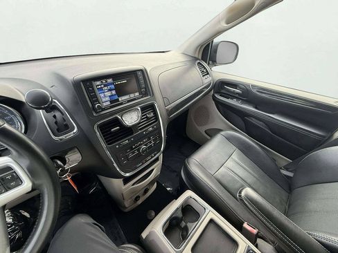 Used 2016 Chrysler Town & Country Touring FWD image 19