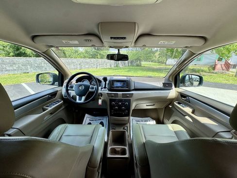Used 2011 Volkswagen Routan SE FWD image 15