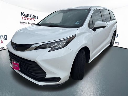 Used 2022 Toyota Sienna LE image 3