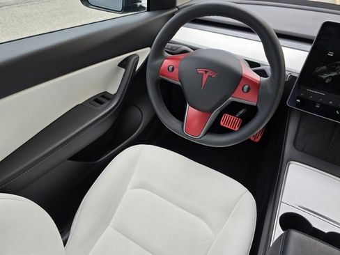 Used 2021 Tesla Model Y Long Range image 25