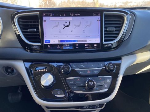 Used 2024 Chrysler Pacifica Touring-L image 20