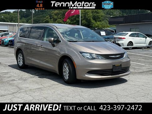 Used 2017 Chrysler Pacifica Touring FWD image 3