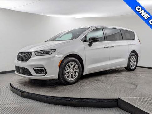 Used 2026 Chrysler Pacifica Select image 2