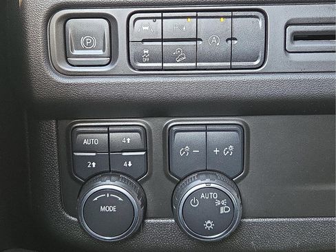 Certified 2023 Chevrolet Suburban Premier image 19