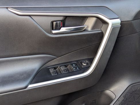 Used 2022 Toyota RAV4 XLE w/ Convenience Package image 12