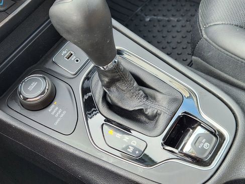 Used 2019 Jeep Cherokee Limited image 36